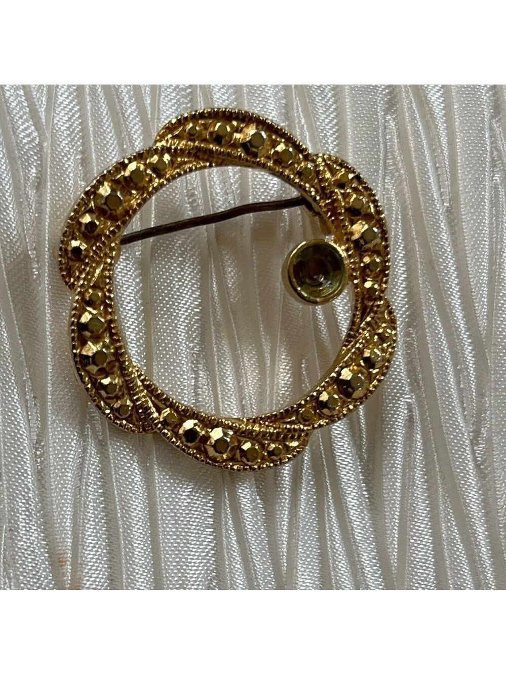VINTAGE Gold Tone Metal Sparkling Wreath Brooch Pin Green Stone Retro Elegant